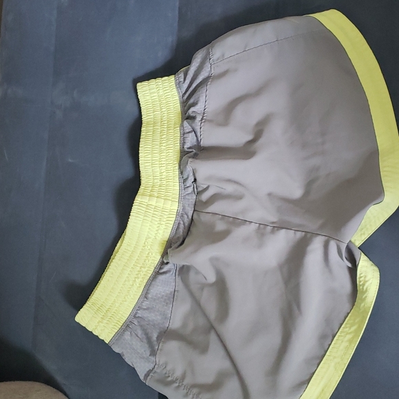 Size small Grey althetic shorts with yellow accents. No outside damage - Picture 4 of 4